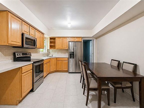 5th image of 128 Weed Ave