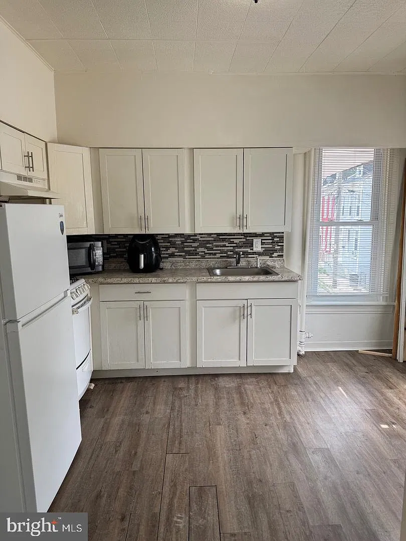 3 bed, 1.0 bath, 700 sqft, $1,100 — Photo 2