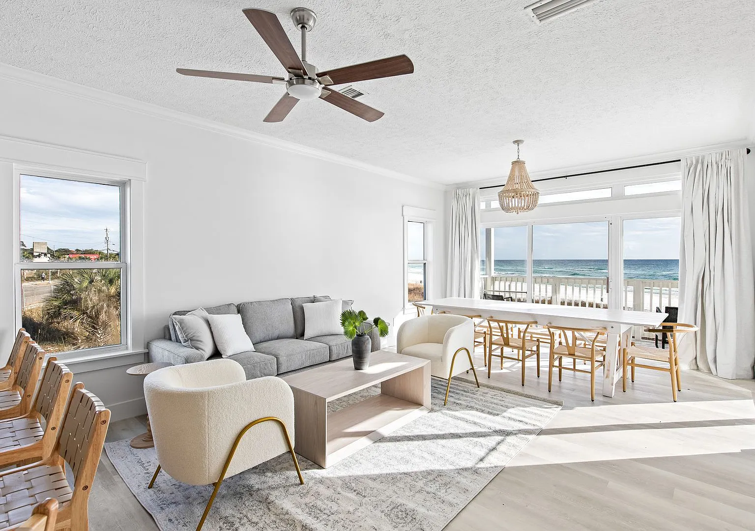 Newly Renovated Beach Front Four Bedroom Home — Photo 4