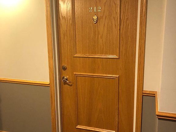 3rd image of 6400 N Northwest Hwy APT 212