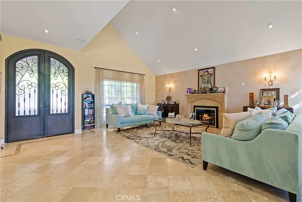 5 bed, 3443 sqft, $16,500 — Photo 3