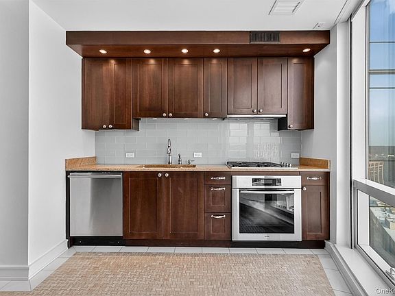 3rd image of 1 Renaissance Sq Unit V4e