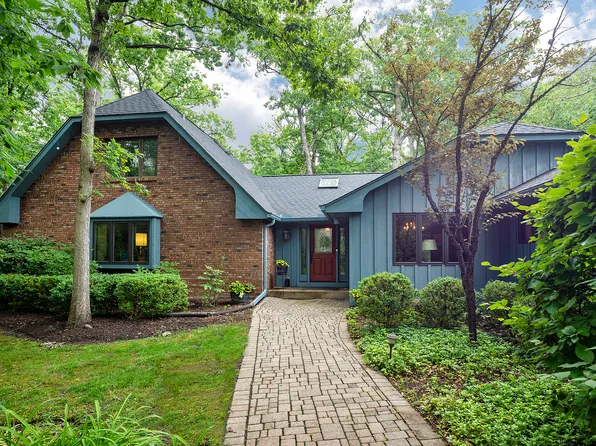 1515 Indian Trail Dr, Riverwoods, IL 60015