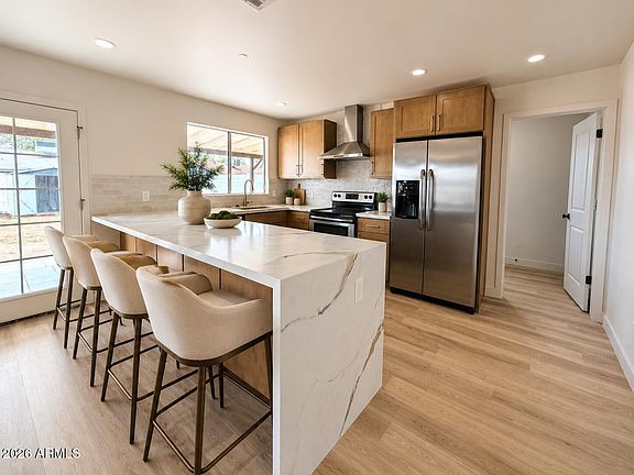 5th image of 522 W HIGHLAND Street