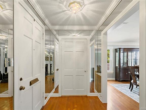 5th image of 4031 Richmond Ave