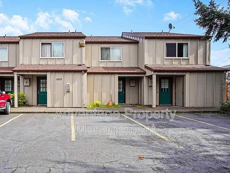 1445 NW Division St #6 — Photo 1