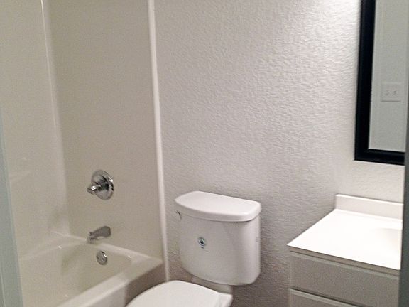 4th image of 1080 W Oak St #102