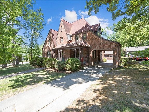 5th image of 224 W Colonial Dr
