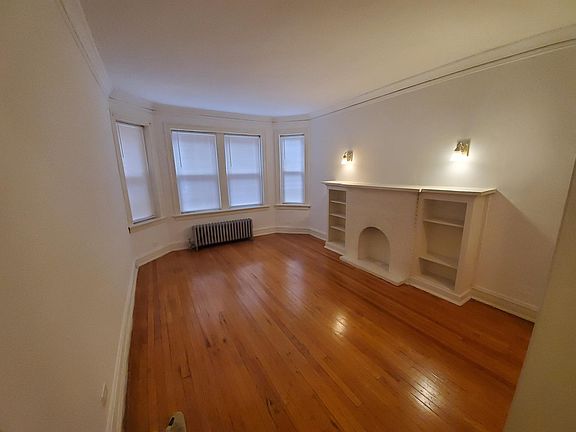 2nd image of 1048 W Rosemont Ave #2