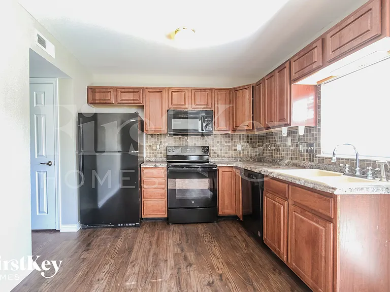 2814 Rothe Ln — Photo 4