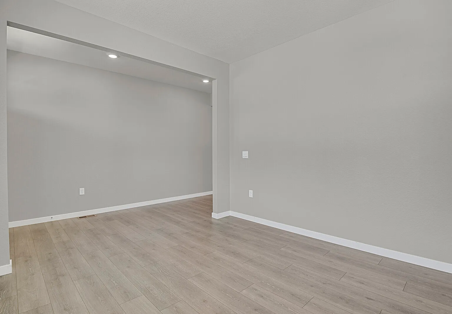 5 bed, 3761 sqft, $3,200 — Photo 3