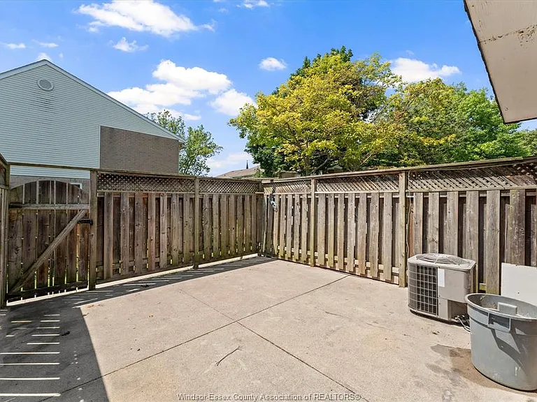 272 Victoria St S #40 — Photo 21