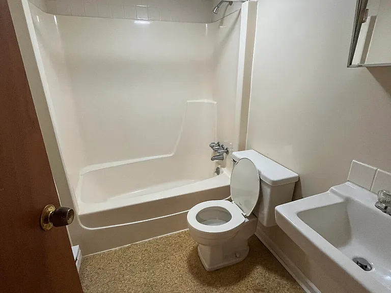 70 Franks Ct #4 — Photo 6