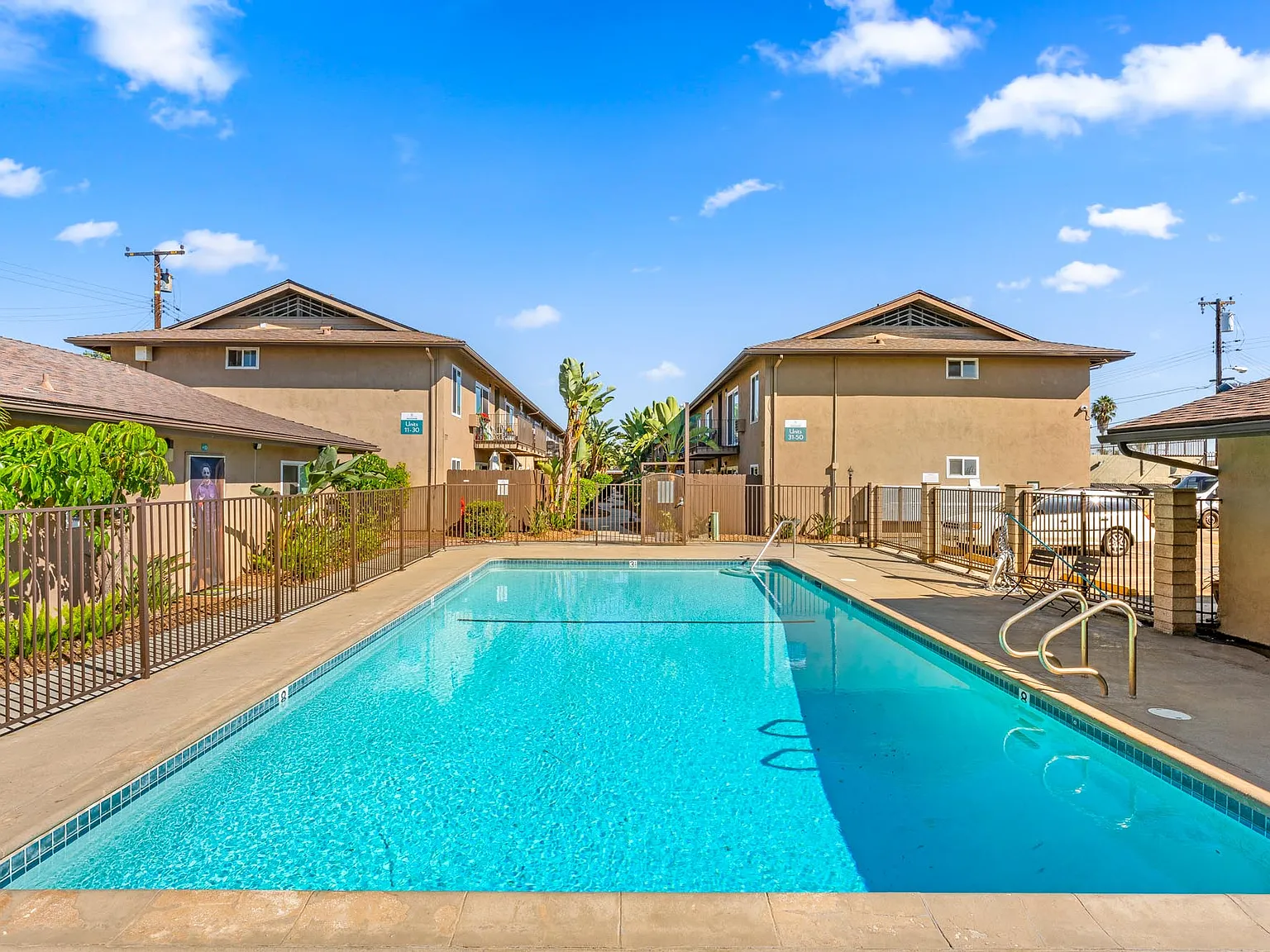 Elmwood Apartments — Photo 1