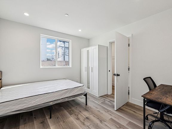 4th image of 1340 W 37th St #50