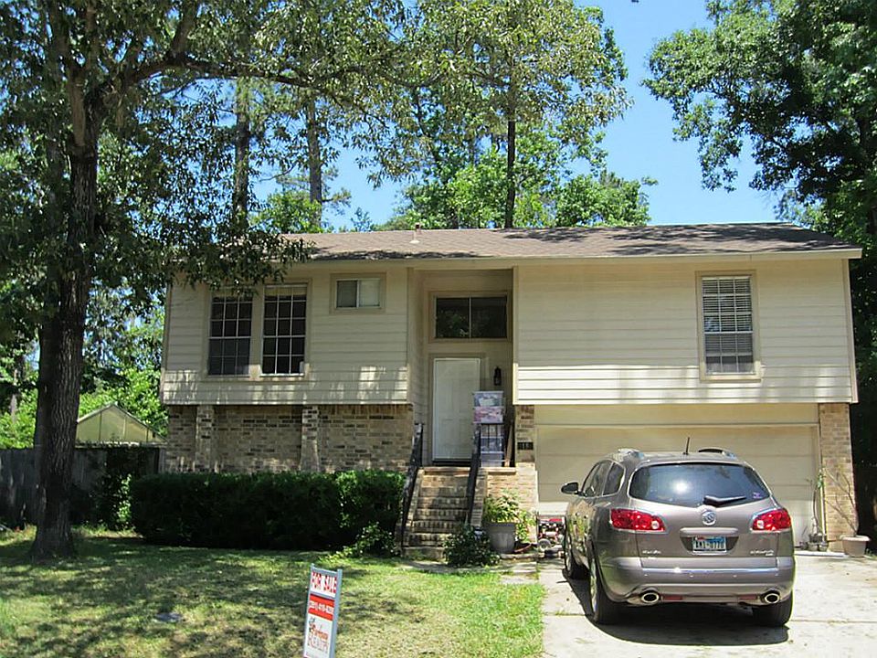 Welcome to 18 Briervine in The Woodlands! This home sits on an interior cul-de-sac lot that backs to