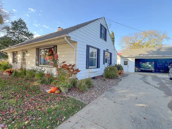614 Franklin St, Elgin, IA 52141