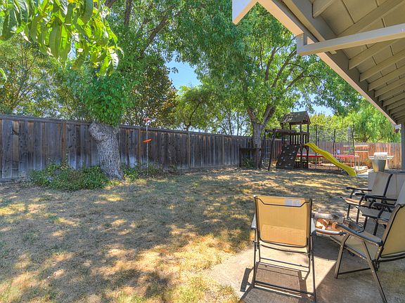 4th image of 120 Mesquite Ct
