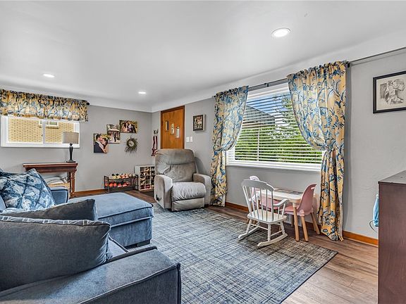 3rd image of 115 Oak Dr