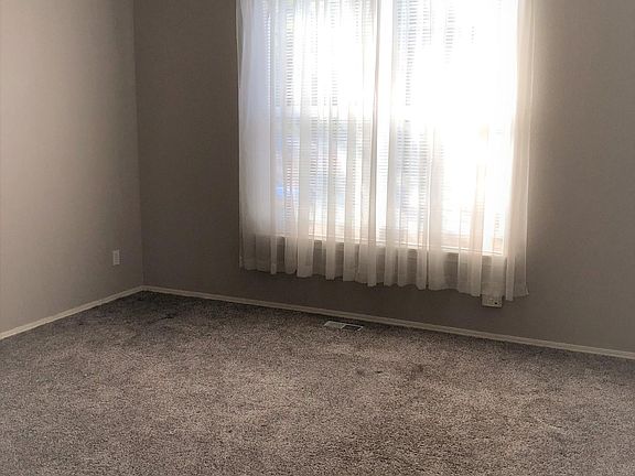 5th image of 494 NE 62nd Ave