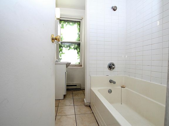 5th image of 452 E Girard Ave #1R