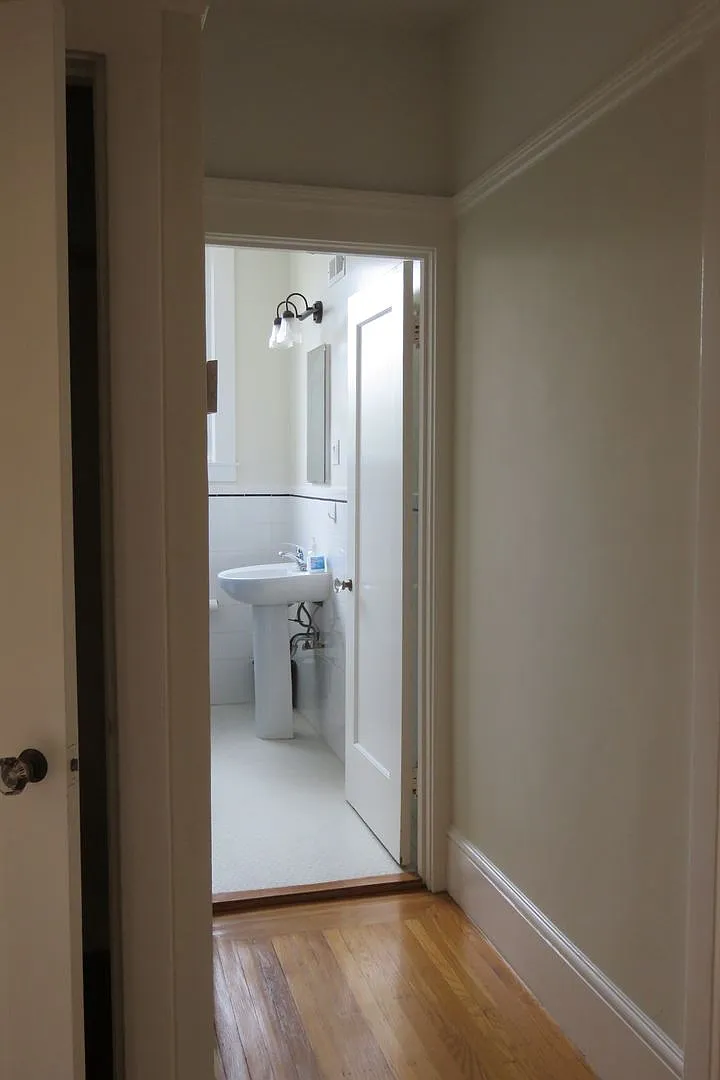 Richmond Gem - 2 bedrooms - 1 bathroom- parking one car — Photo 2