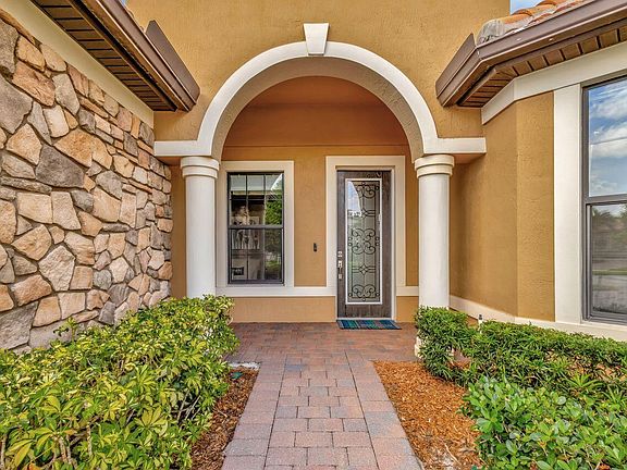 5th image of 420 SE Bancroft Court