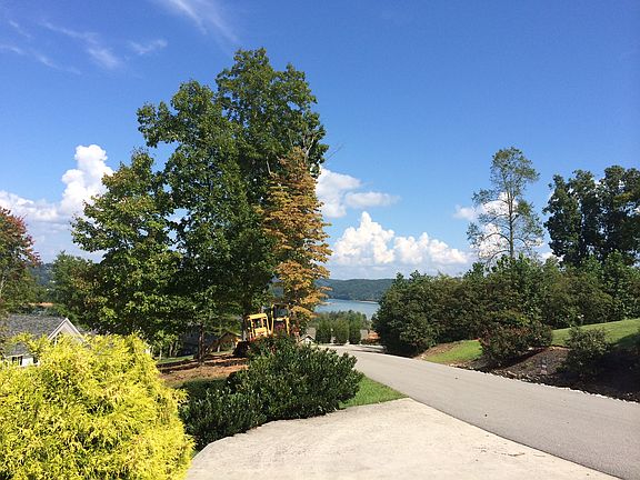 3rd image of Mountain Crest Dr