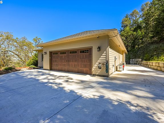 3rd image of 225 Summit Ridge Ln
