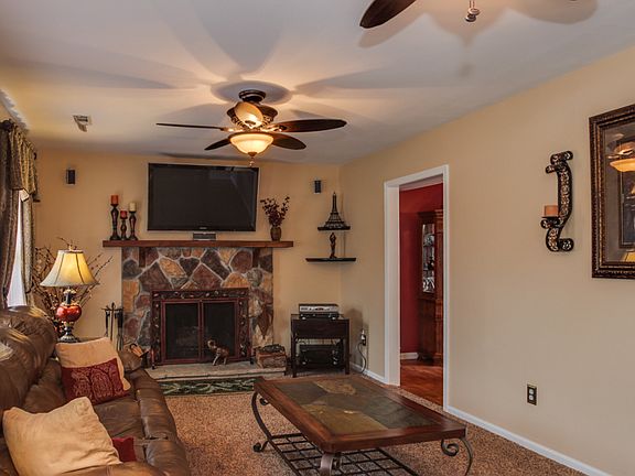 3rd image of 951 Red Oak Cir