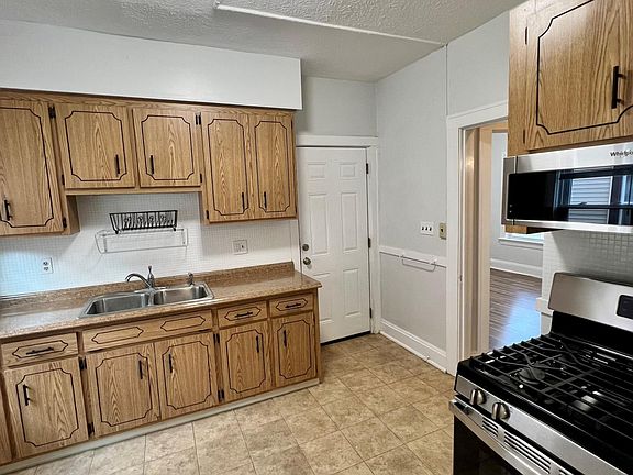 3rd image of 2165 Chesterland Ave