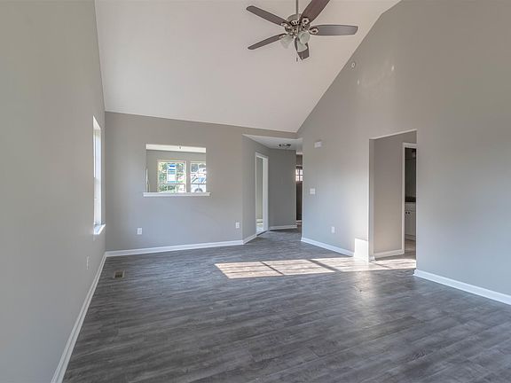 5th image of 122 Boyd St