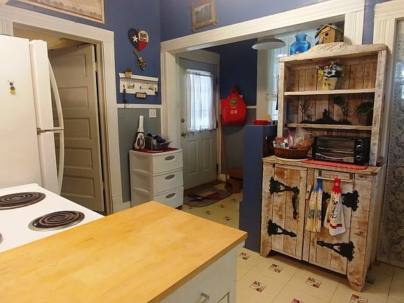 5th image of 229 E Ireland St