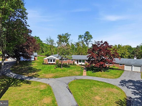 2nd image of 110 Ponds Edge Dr