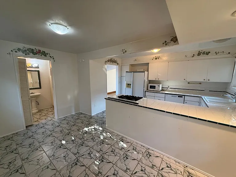 2466 Montavista Pl W — Photo 17