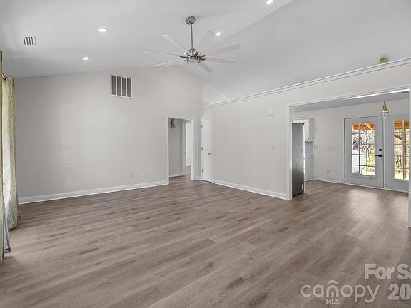 3rd image of 1012 Crescent Way