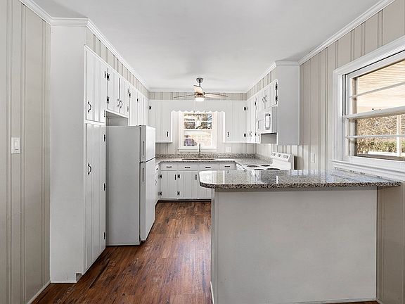 3rd image of 450 Dogwood Dr
