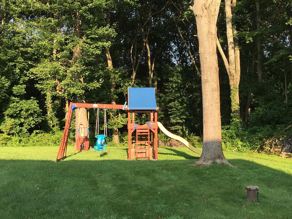 2nd image of 4 Red Barn Ln