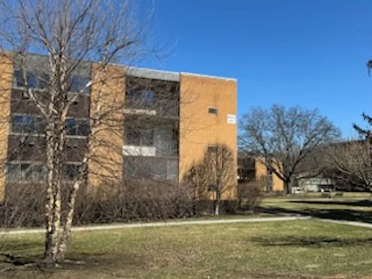 Country Club Apartments — Photo 4