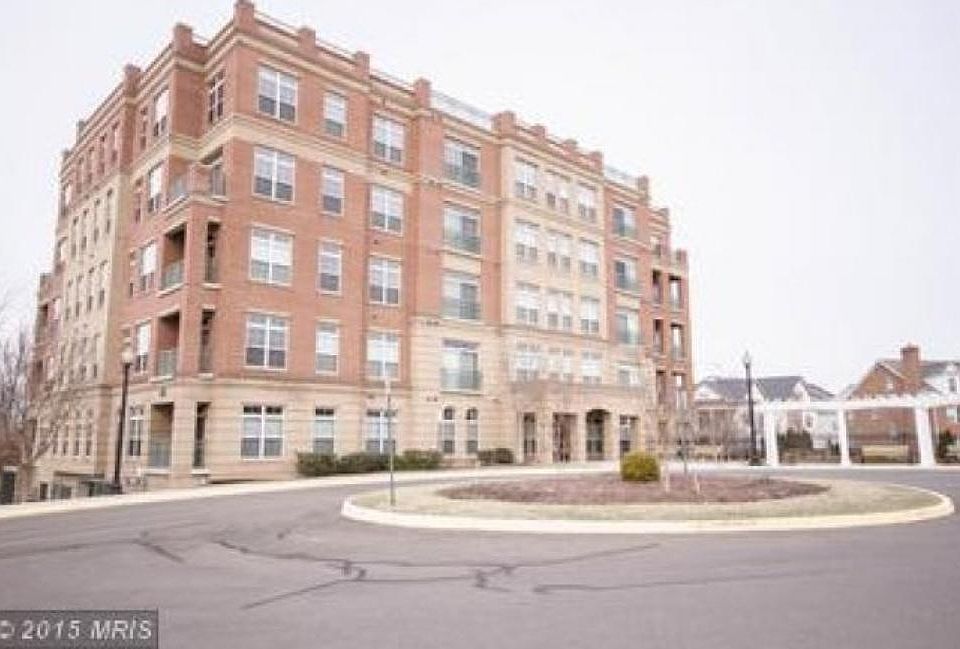 1st image of 680 Watermans Dr APT 305