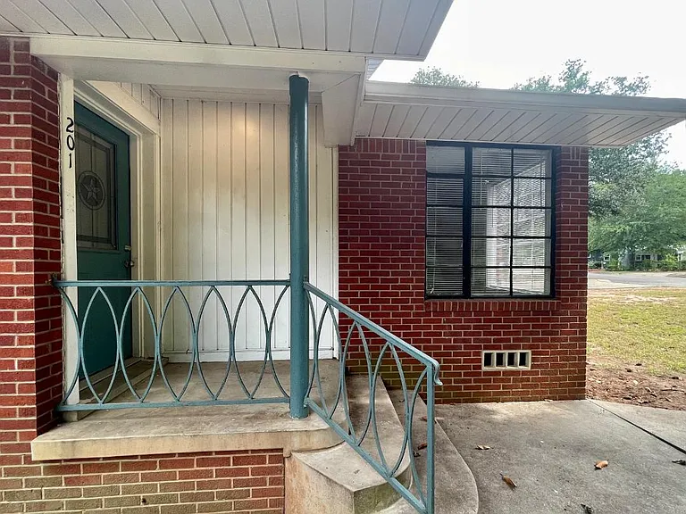 201 Jewel Dr — Photo 2