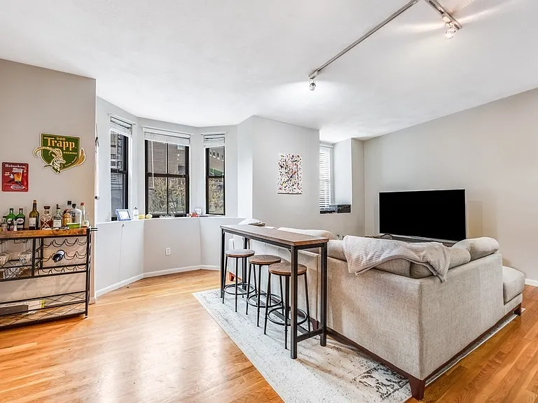 102 E Brookline St #4 — Photo 5