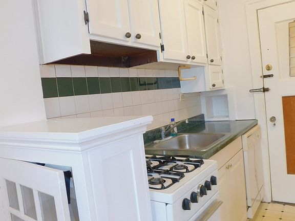 5th image of 905 Sherman Ave #10