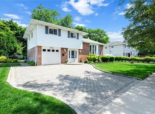 15 Linda Dr, Massapequa Park, NY 11762