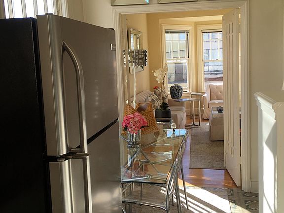 4th image of 3130 Broderick St #202