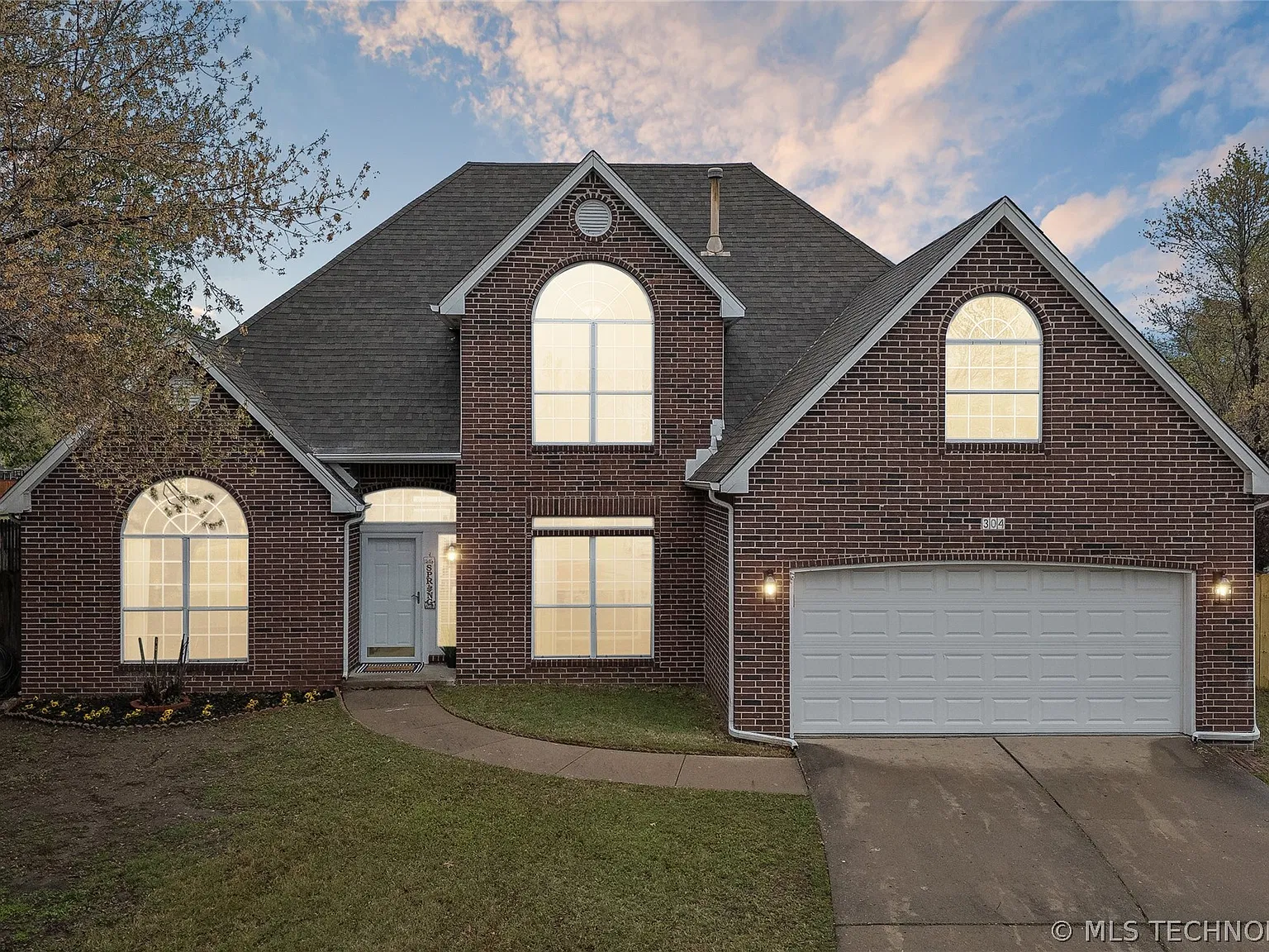 4 bed, 3.0 bath, 2498 sqft, $2,550 — Photo 1