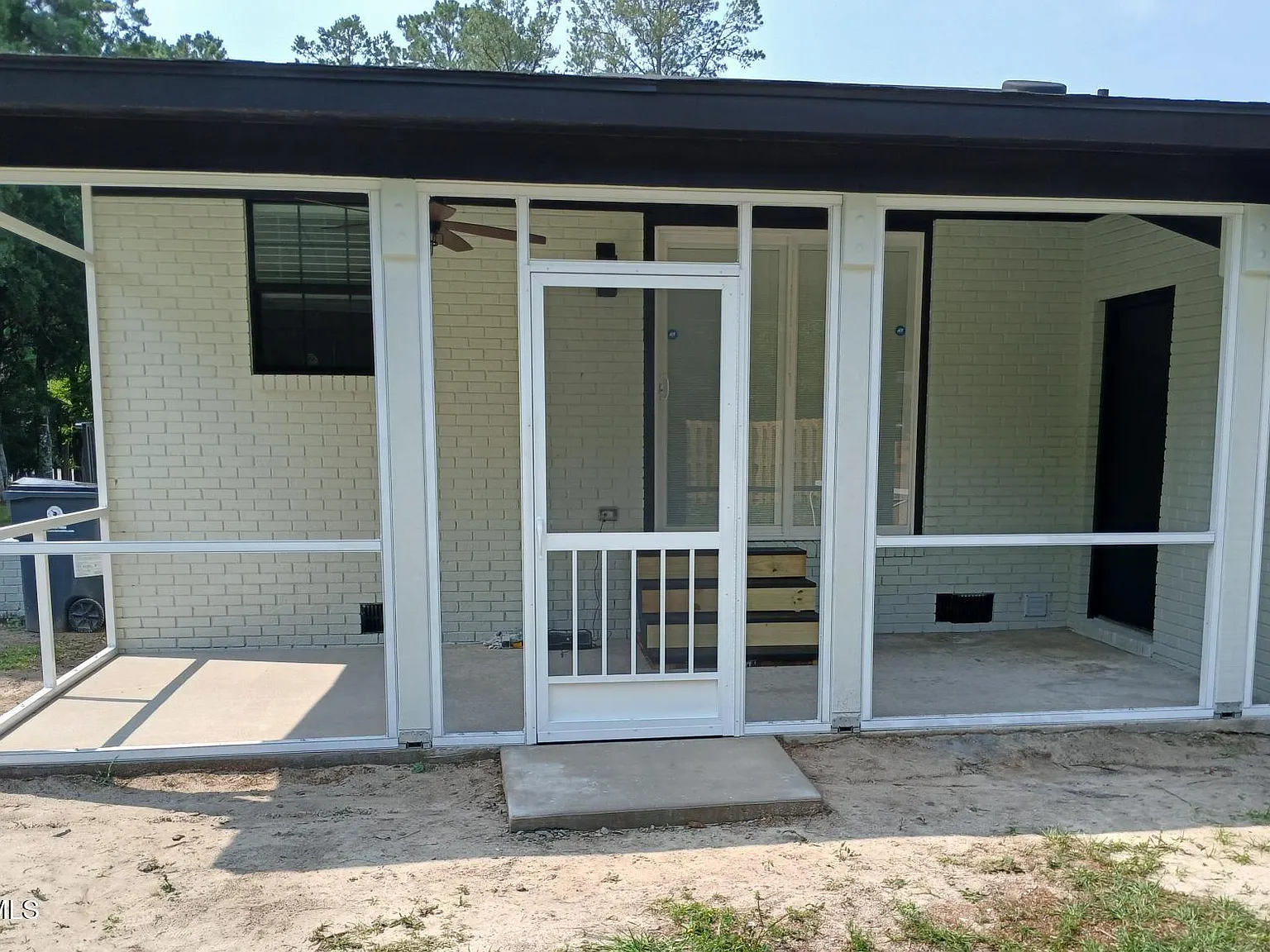 3 bed, 2.0 bath, 1075 sqft, $2,100 — Photo 3