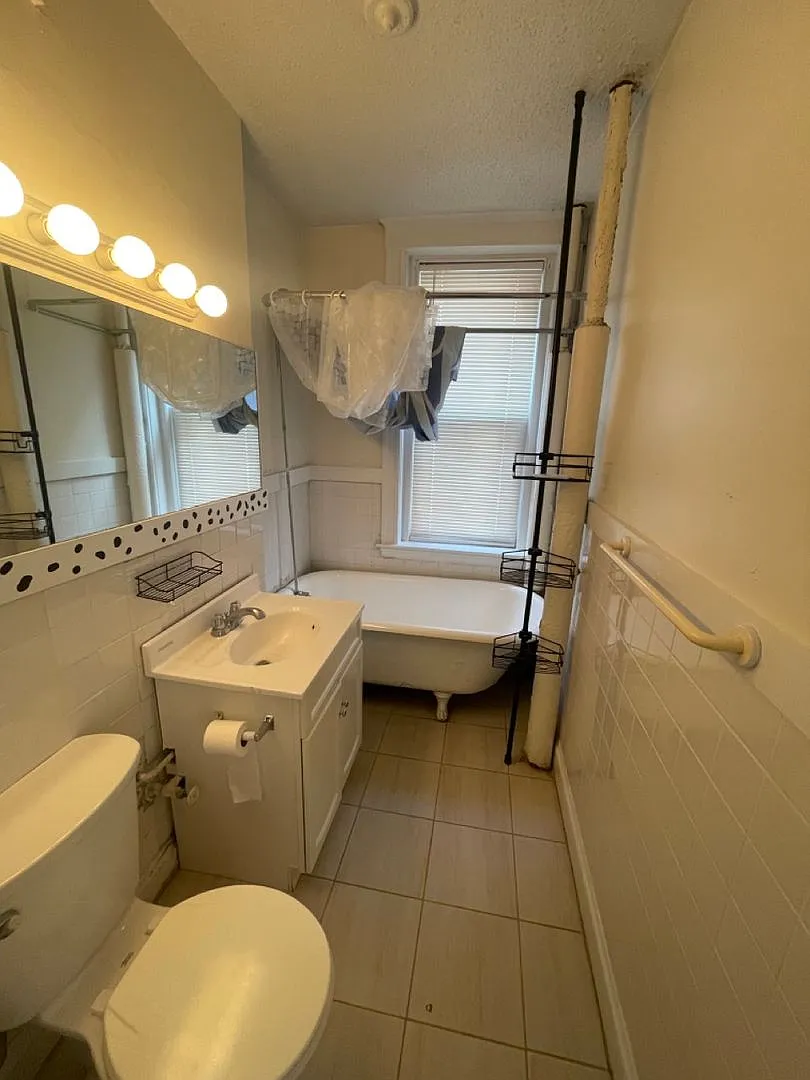 No Brokers Fee, One Month Rent-Free, Laundry on a Site — Photo 4