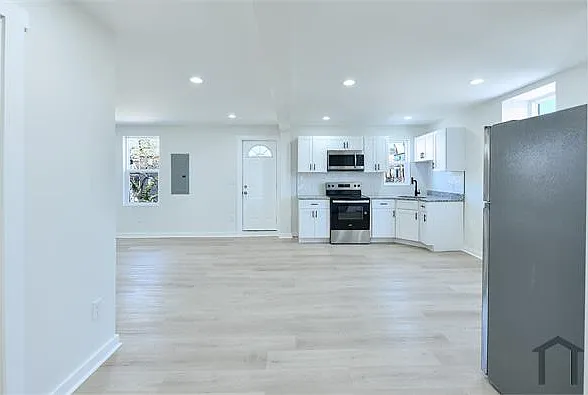 2 bed, 900 sqft, $1,600 — Photo 2