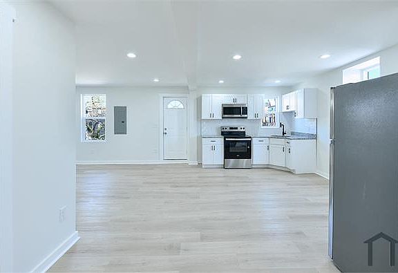 2nd image of 2330 Bryant Ave #4